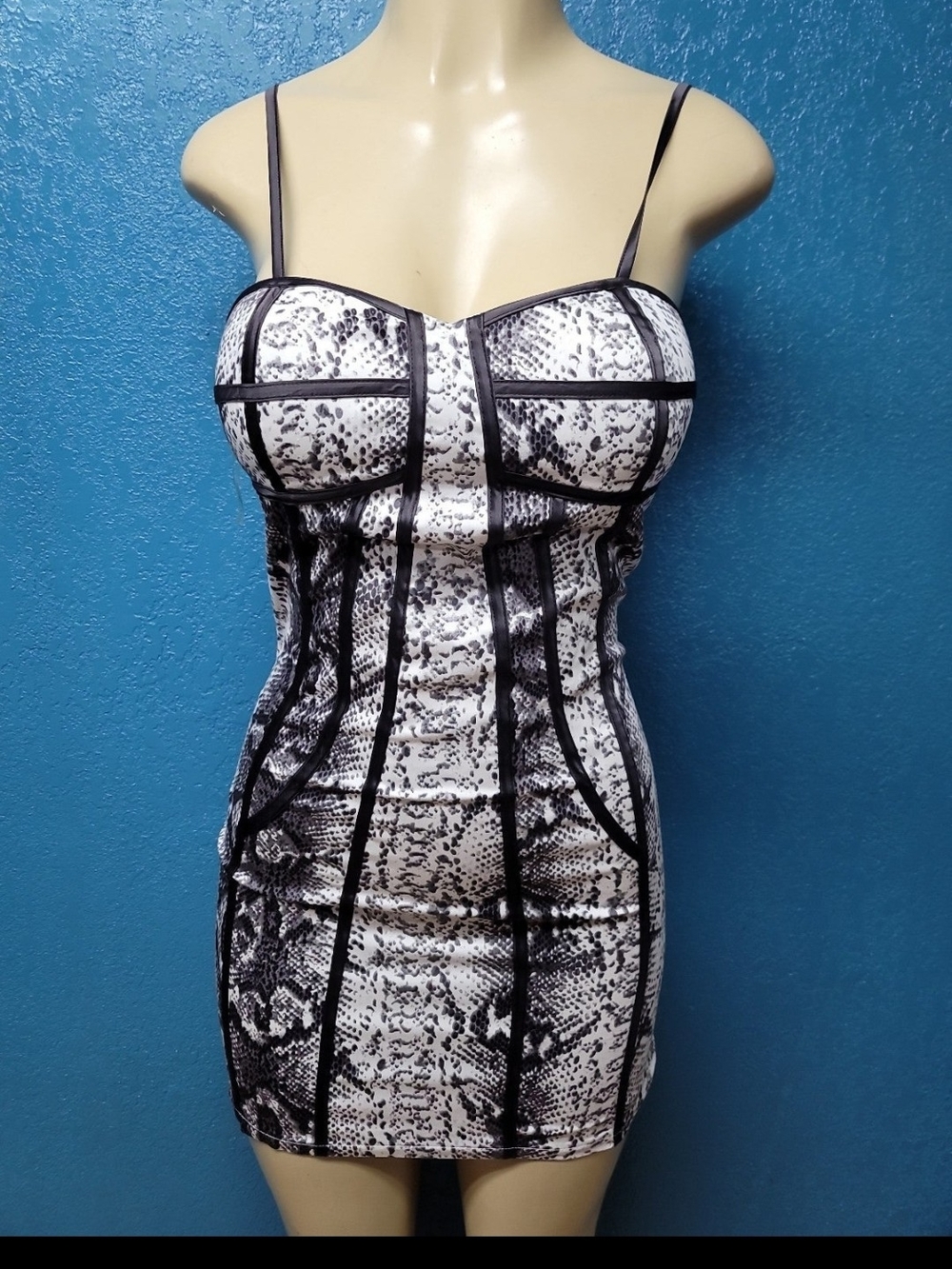 Snake-Print Bodycon Chemise with Black Trim - White/Black